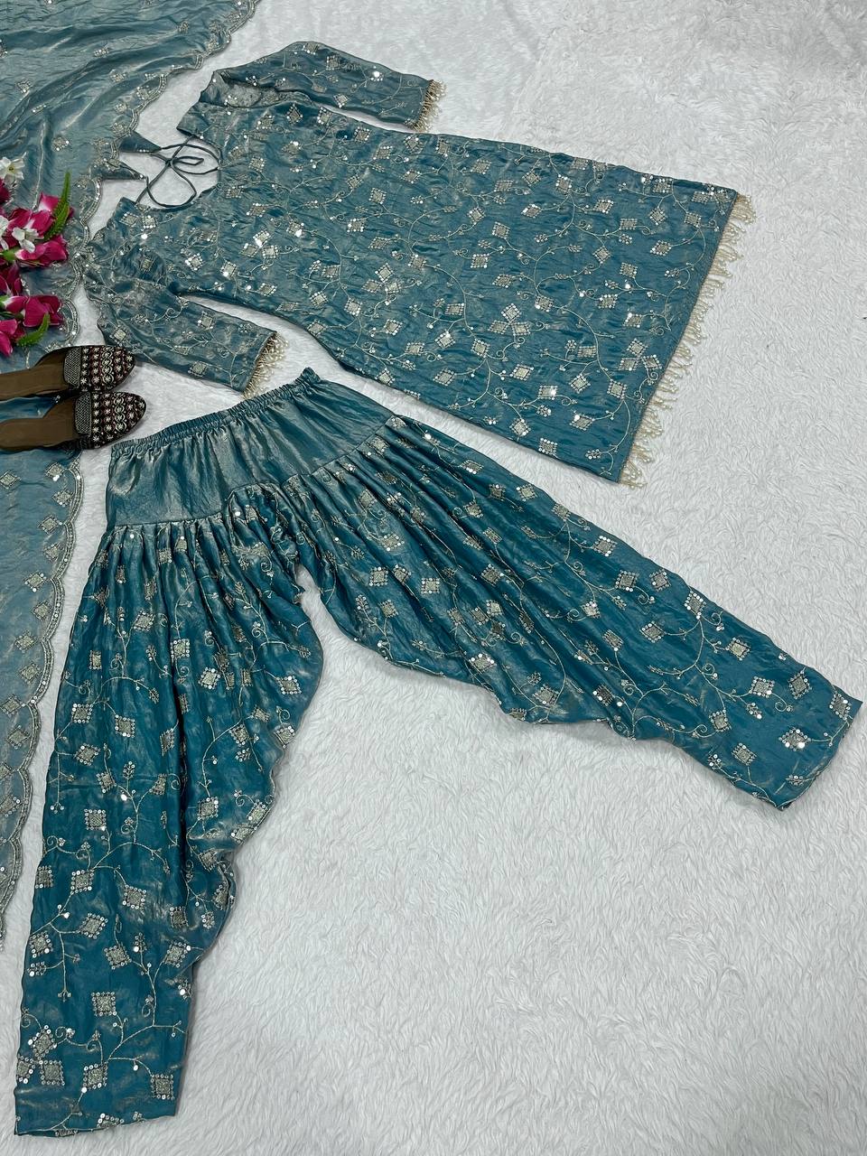 Kleid aus Georgette-Imitat mit üppiger Paillettenstickerei