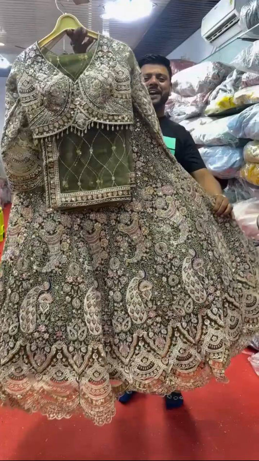 Feiern Sie den Charme der indischen Kultur mit diesem wunderschönen Lehenga-Set