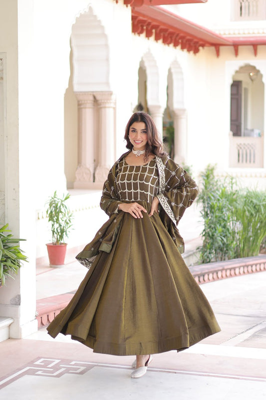 Kleid aus Georgette-Imitat mit üppiger Paillettenstickerei