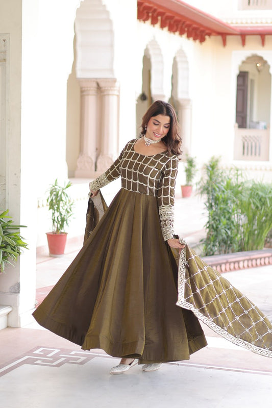 Kleid aus Georgette-Imitat mit üppiger Paillettenstickerei