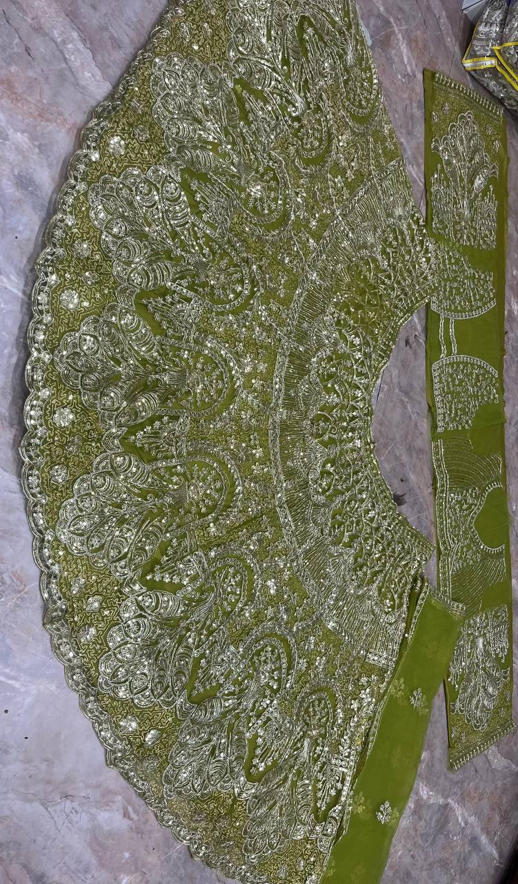 Soyez magnifique dans ce magnifique ensemble lehenga blanc cassé