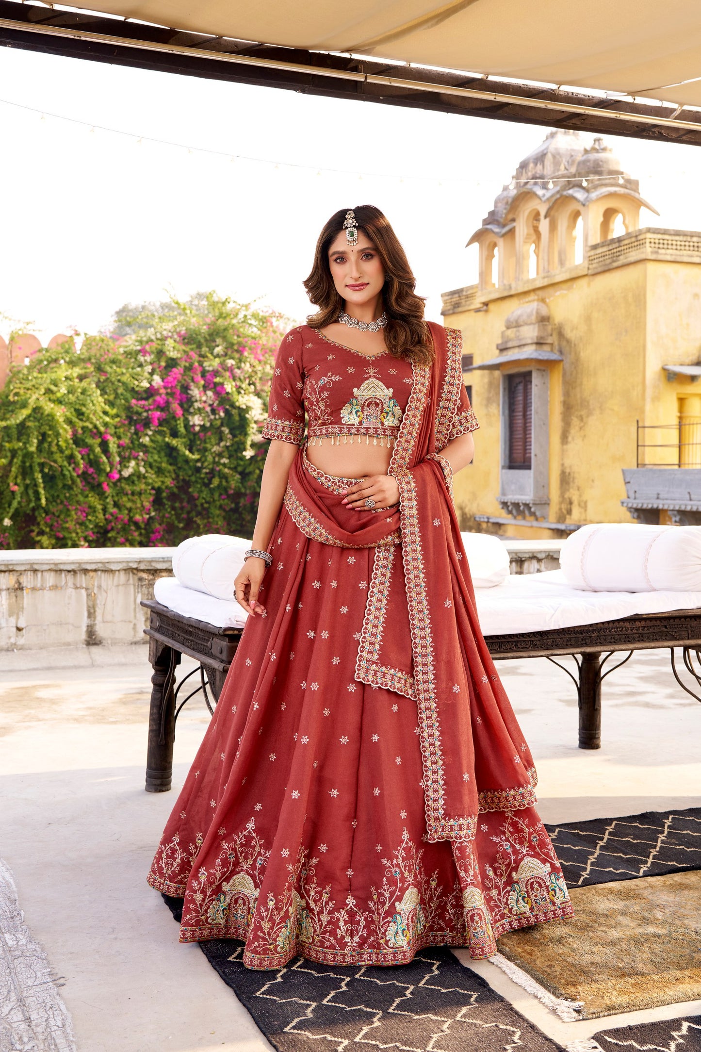 Soyez magnifique dans ce magnifique ensemble lehenga blanc cassé