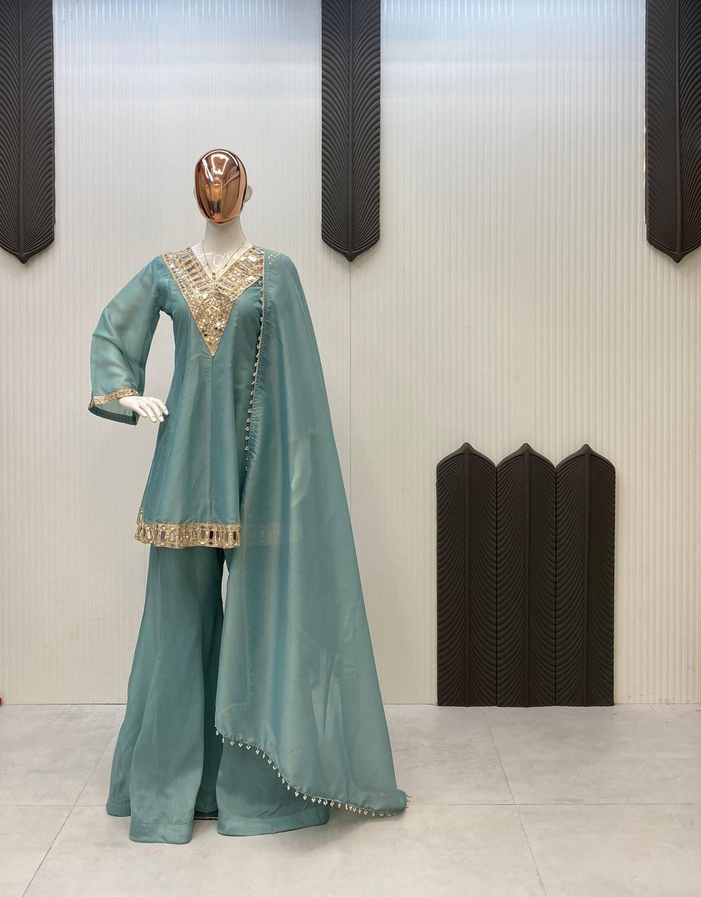 Kleid aus Georgette-Imitat mit üppiger Paillettenstickerei