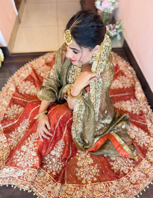 Kleid aus Georgette-Imitat mit üppiger Paillettenstickerei