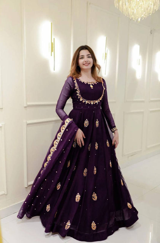 Kleid aus Georgette-Imitat mit üppiger Paillettenstickerei