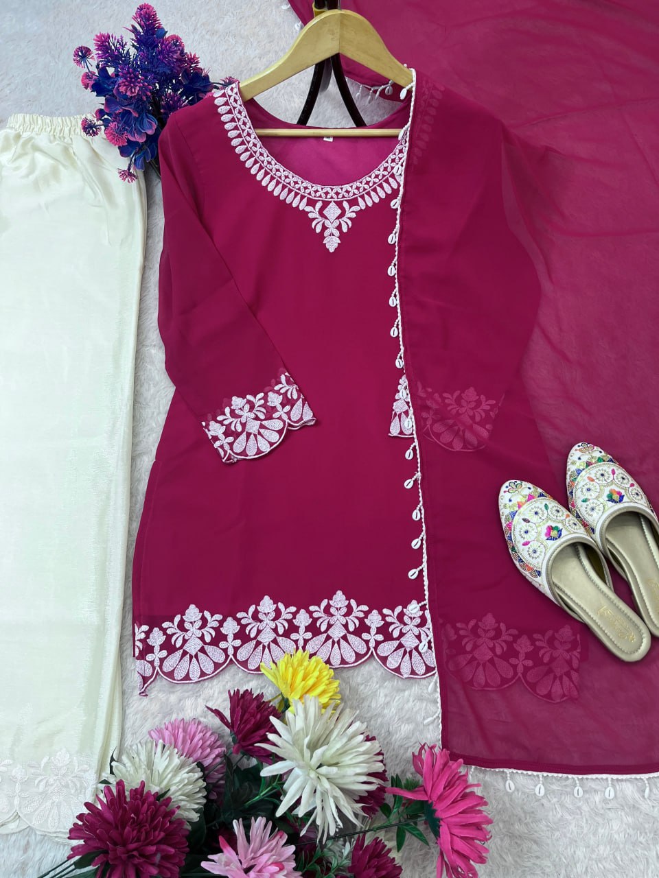 Kleid aus Georgette-Imitat mit üppiger Paillettenstickerei