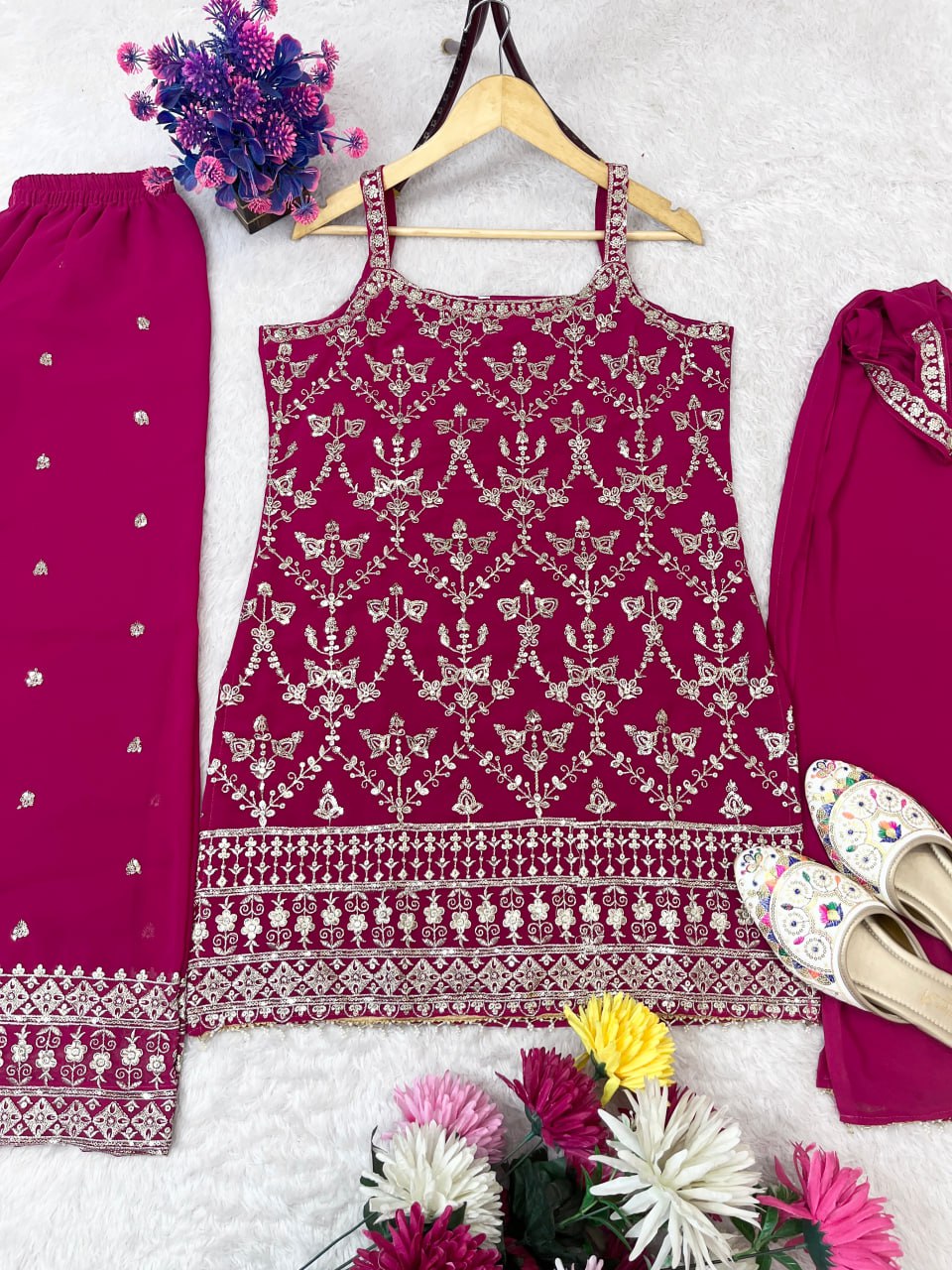 Neue Kollektion aus Georgette-Imitat mit aufwendiger Stickerei