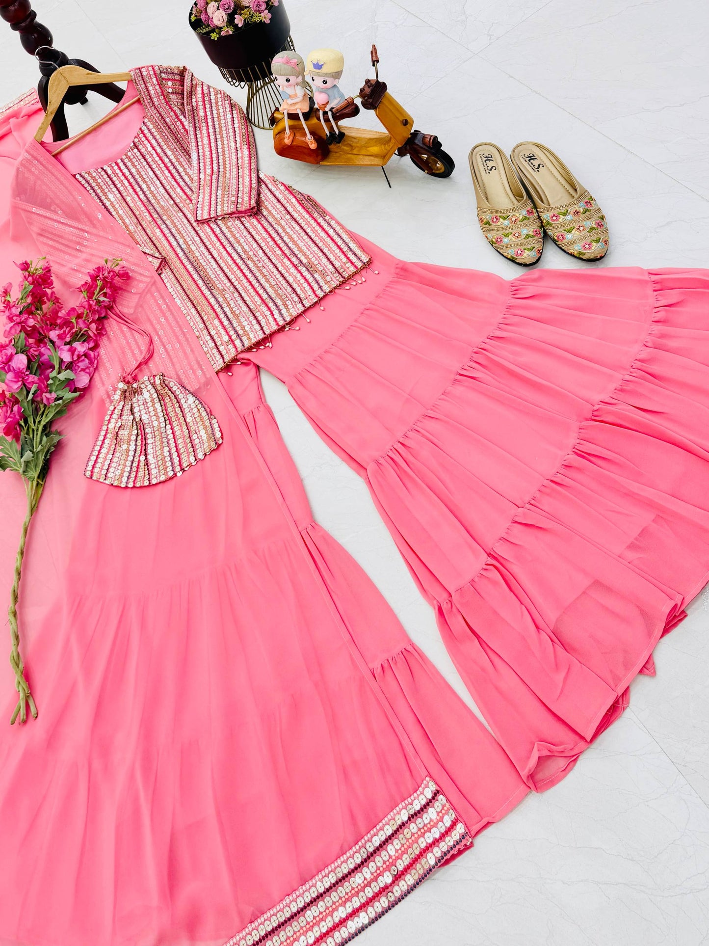 Kleid aus Georgette-Imitat mit üppiger Paillettenstickerei
