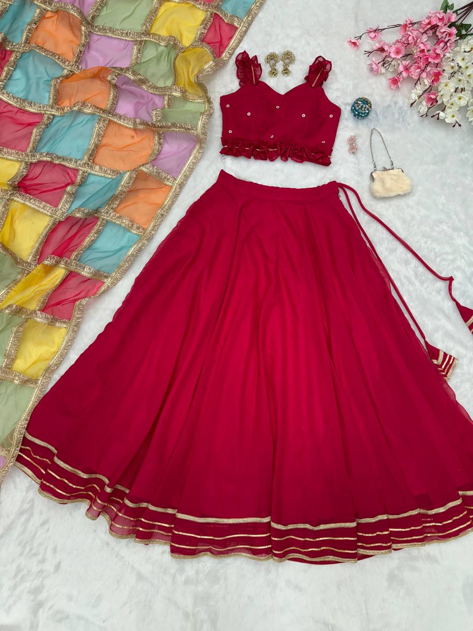 Sehen Sie umwerfend aus in diesem wunderschönen cremefarbenen Lehenga-Set