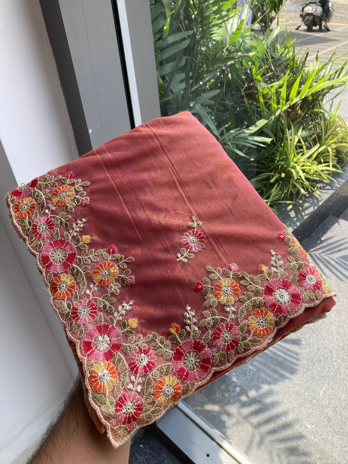 Suche jemanden für einen schönen Sari in der gleichen Farbe