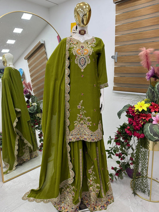 Kleid aus Georgette-Imitat mit üppiger Paillettenstickerei