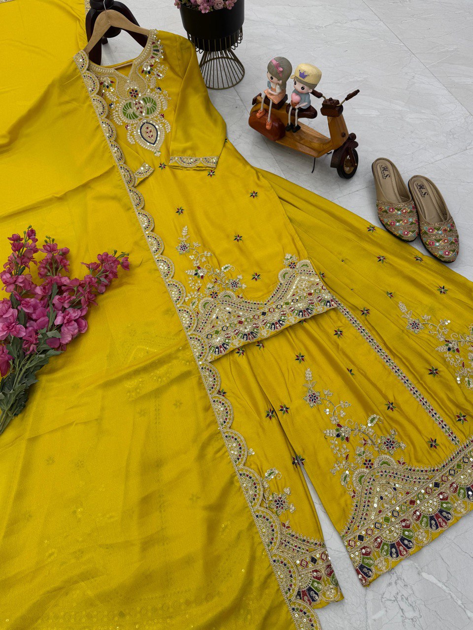 Kleid aus Georgette-Imitat mit üppiger Paillettenstickerei