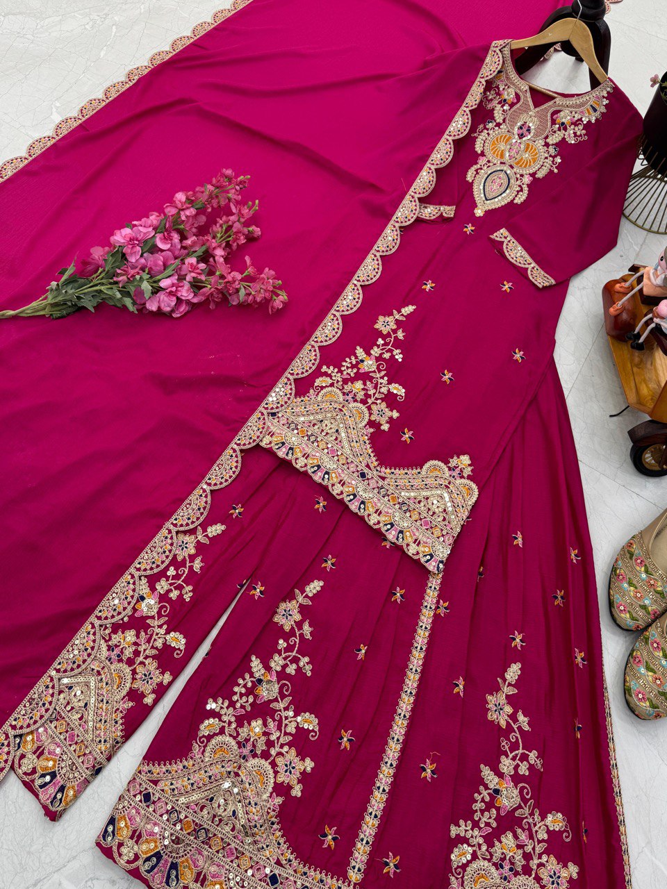 Kleid aus Georgette-Imitat mit üppiger Paillettenstickerei