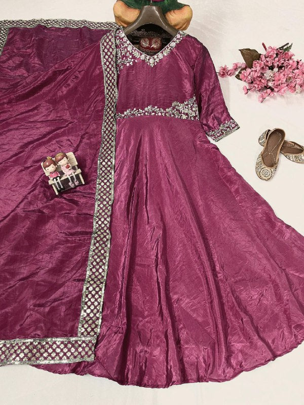 LAUFBEKLEIDUNG TRENDIGES TOP AUS GEORGETTE-KUNSTSTOFF, STICKEREI MIT BAUMWOLLFADEN