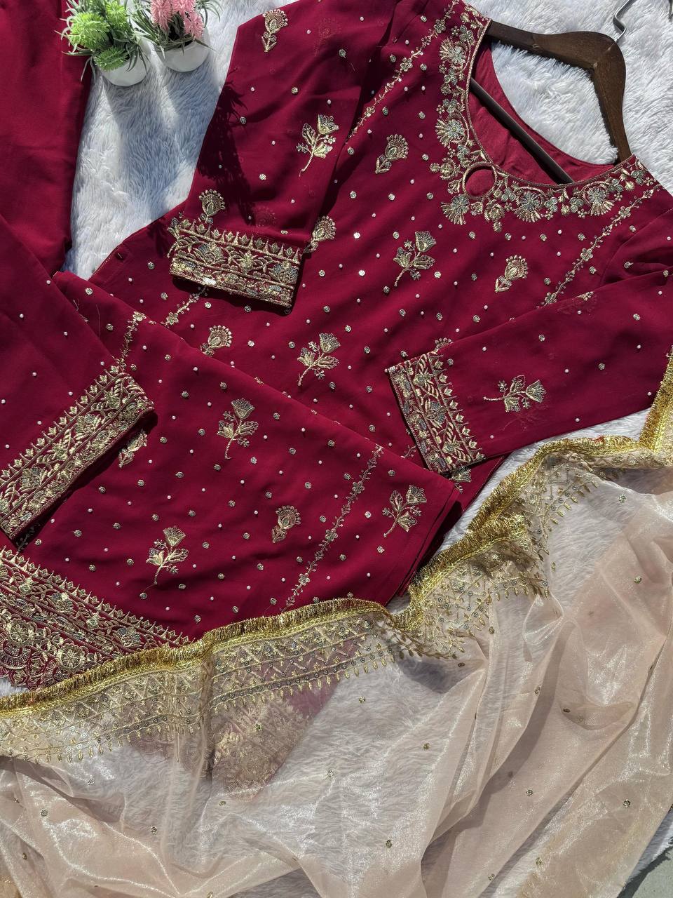 Begehrenswerter, schicker Georgette-Anzug mit Sequenzstickerei