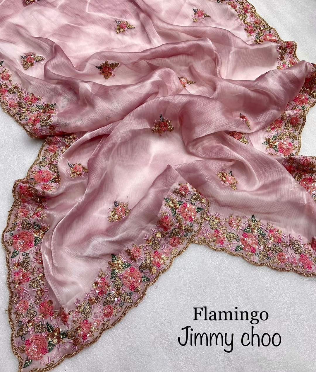 Je recherche quelqu'un pour ce magnifique sari de la même couleur