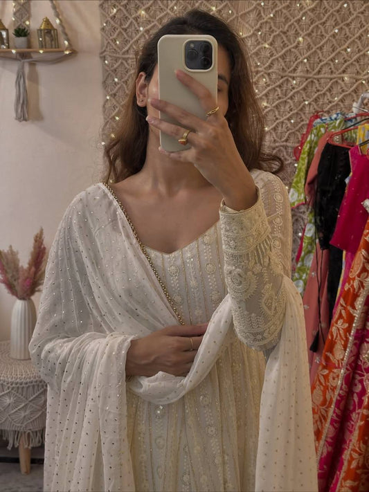 Kleid aus Georgette-Imitat mit üppiger Paillettenstickerei