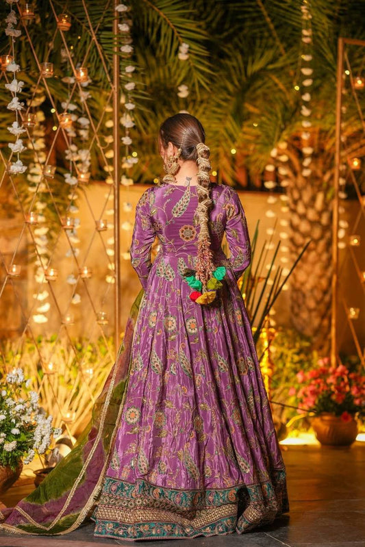 Kleid aus Georgette-Imitat mit üppiger Paillettenstickerei