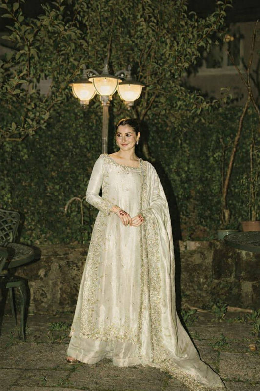 Kleid aus Georgette-Imitat mit üppiger Paillettenstickerei