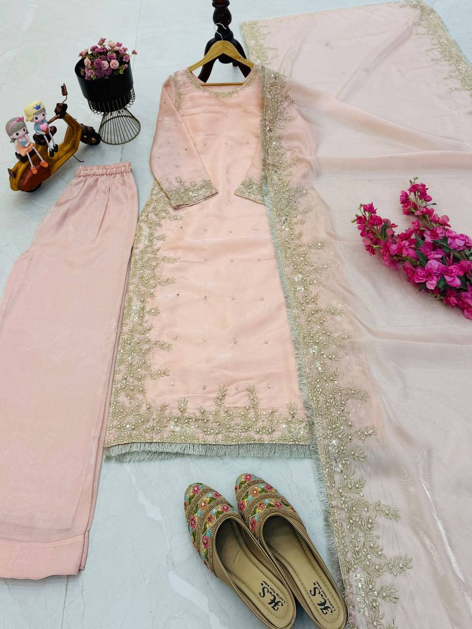 Kleid aus Georgette-Imitat mit üppiger Paillettenstickerei