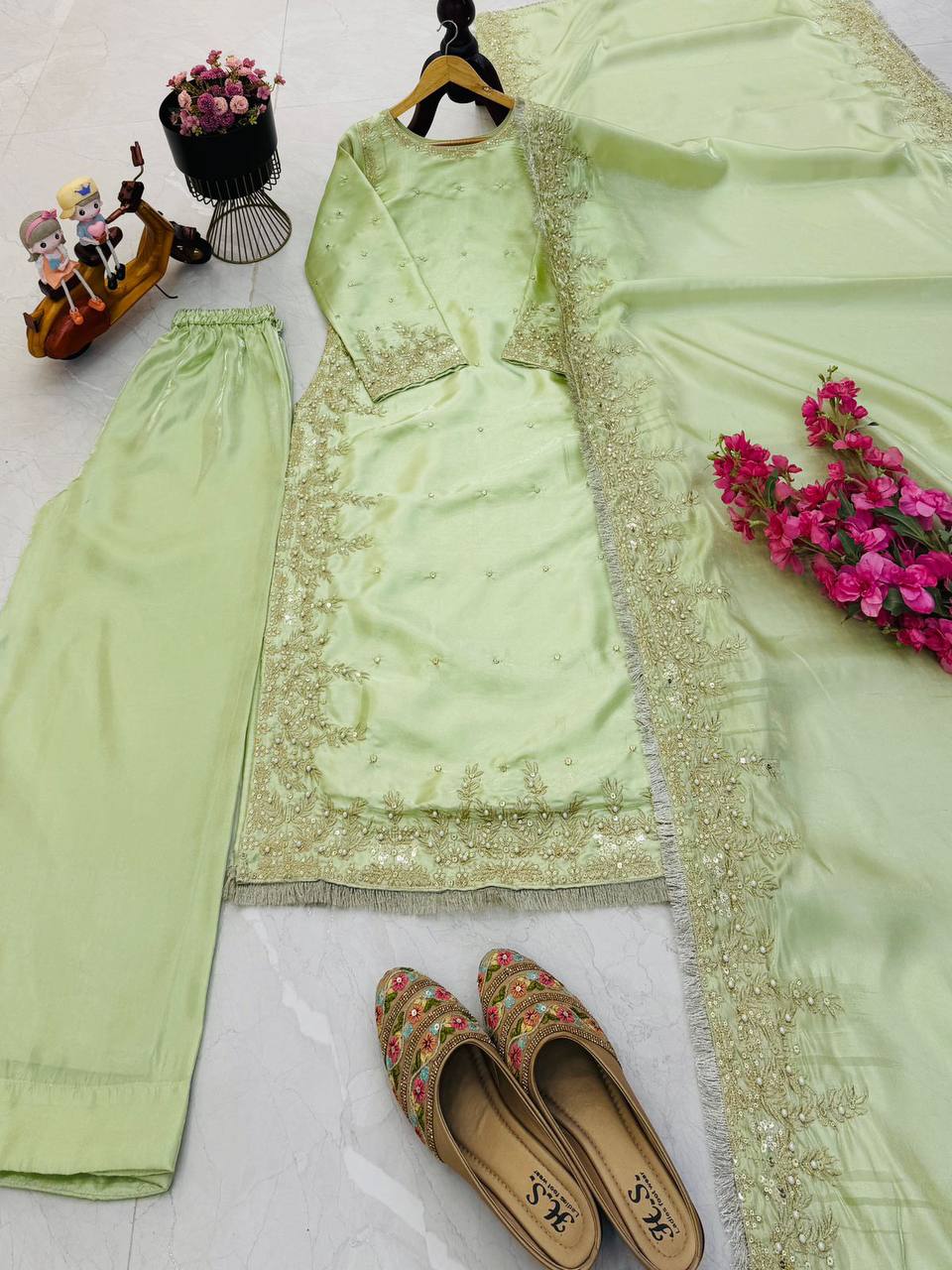 Kleid aus Georgette-Imitat mit üppiger Paillettenstickerei