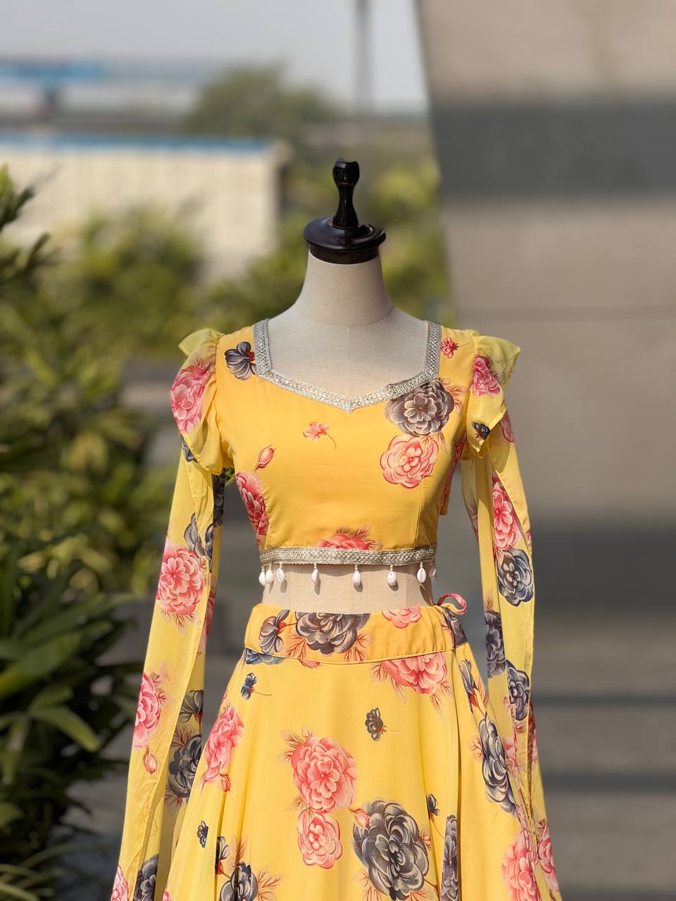 Célébrez le charme de la culture indienne avec ce magnifique ensemble lehenga