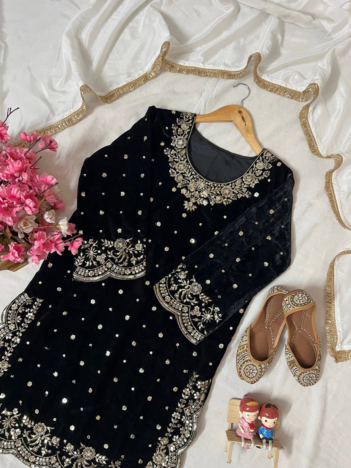 Robe de travail brodée en georgette fleurie artificielle avec de riches paillettes