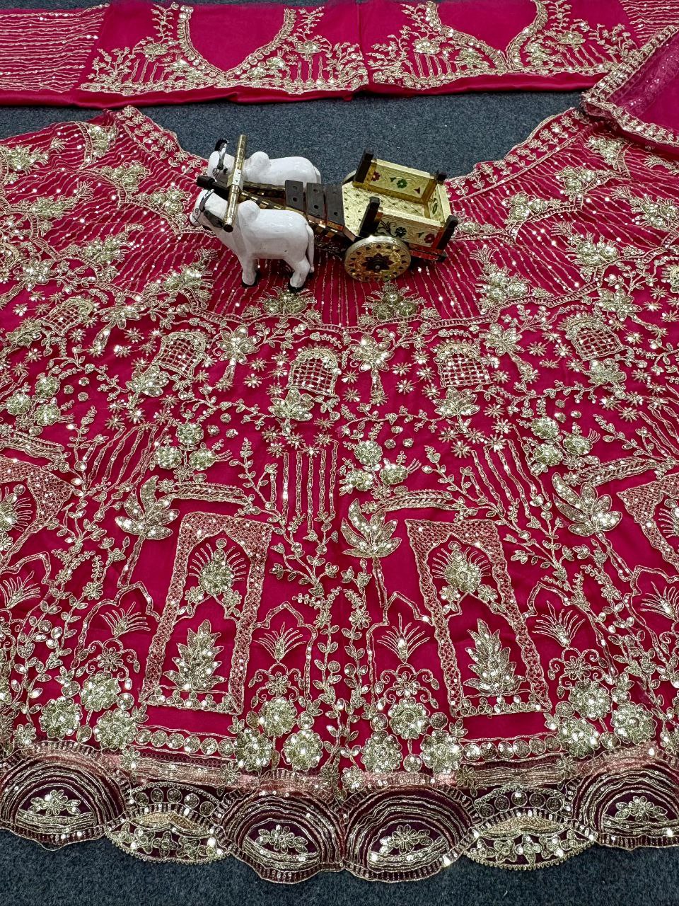 NEUES DREITEILIGES WESTERN-OUTFIT FÜR DIE TRENDIGE HOCHZEITSSAISON