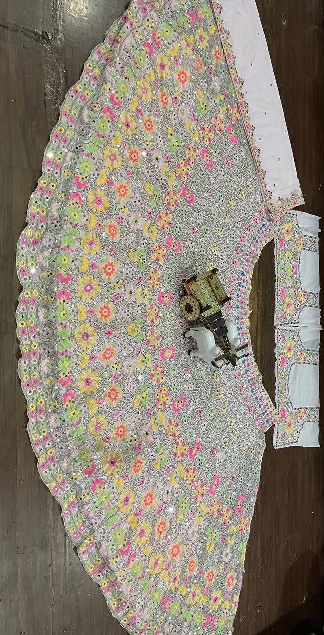 Einführung eines 4 Meter ausgestellten Lehenga aus Faux Georgette mit echter Spiegelstickerei und Pailletten