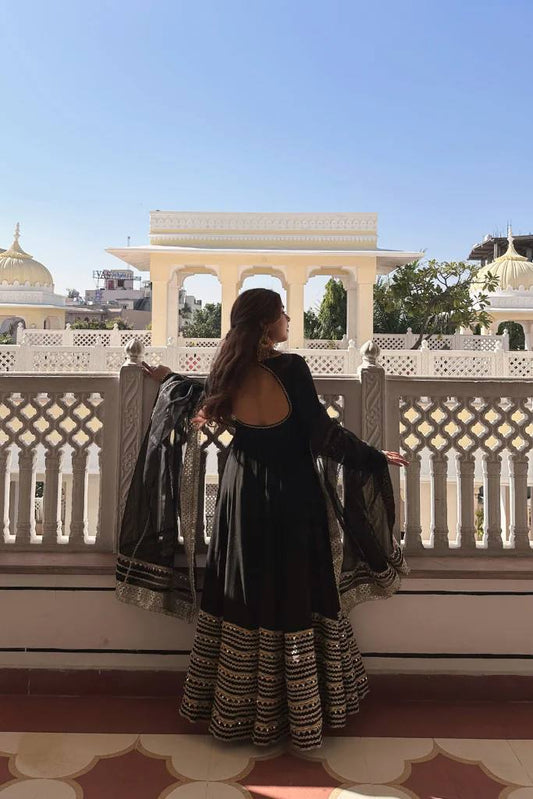 COSTUME DE TRAVAIL EN SOIE VICHITRA LOURDE À SÉQUENCES DE BRODERIE