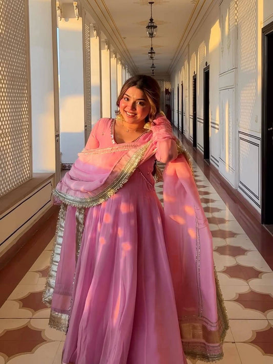 Presenting New Đěsigner Anarkali Suit In New Fancy Style