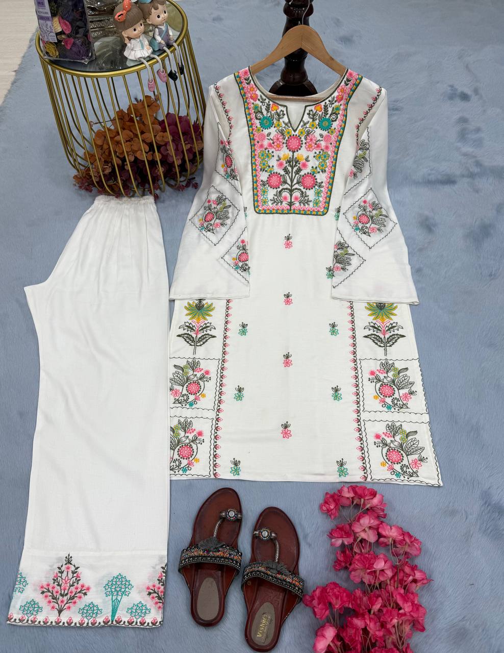 Kleid aus Georgette-Imitat mit üppiger Paillettenstickerei