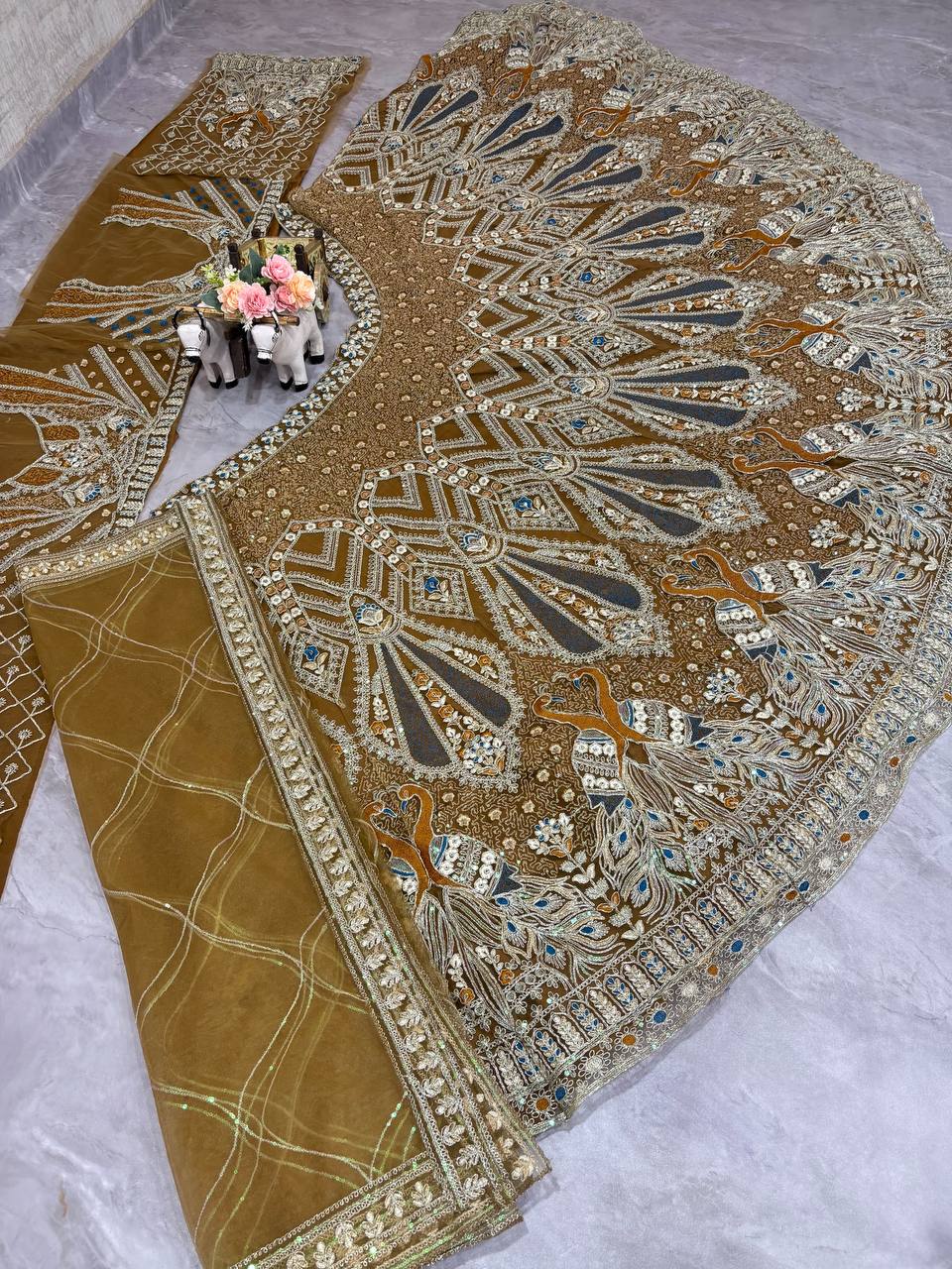 Feiern Sie den Charme der indischen Kultur mit diesem wunderschönen Lehenga-Set