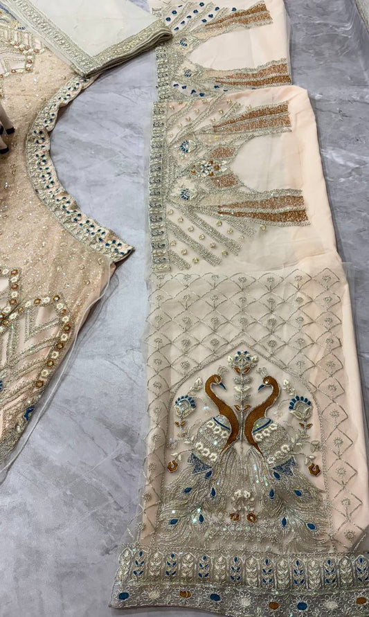 Feiern Sie den Charme der indischen Kultur mit diesem wunderschönen Lehenga-Set