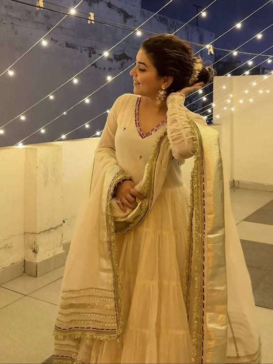 Arbeitsanzug aus schwerer Vichitra-Seide mit Stickereien