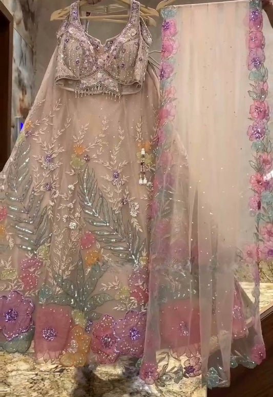 Lancement de Lehenga évasé de 4 mètres avec broderie à paillettes