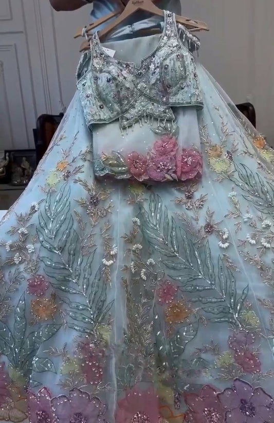 Lancement de Lehenga évasé de 4 mètres avec broderie à paillettes