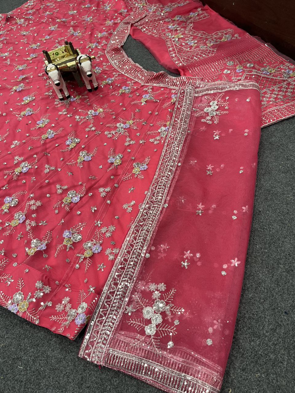 NEUES DREITEILIGES WESTERN-OUTFIT FÜR DIE TRENDIGE HOCHZEITSSAISON