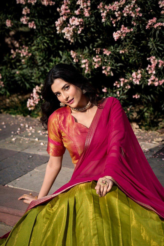 VÊTEMENTS DE MARIÉE FUAX ÉPAIS GEORGETTE BRODÉ TRAVAIL SÉQUENTIEL AVEC VRAI MIROIR TRAVAIL À LA MAIN LEHENGAS CHOLI