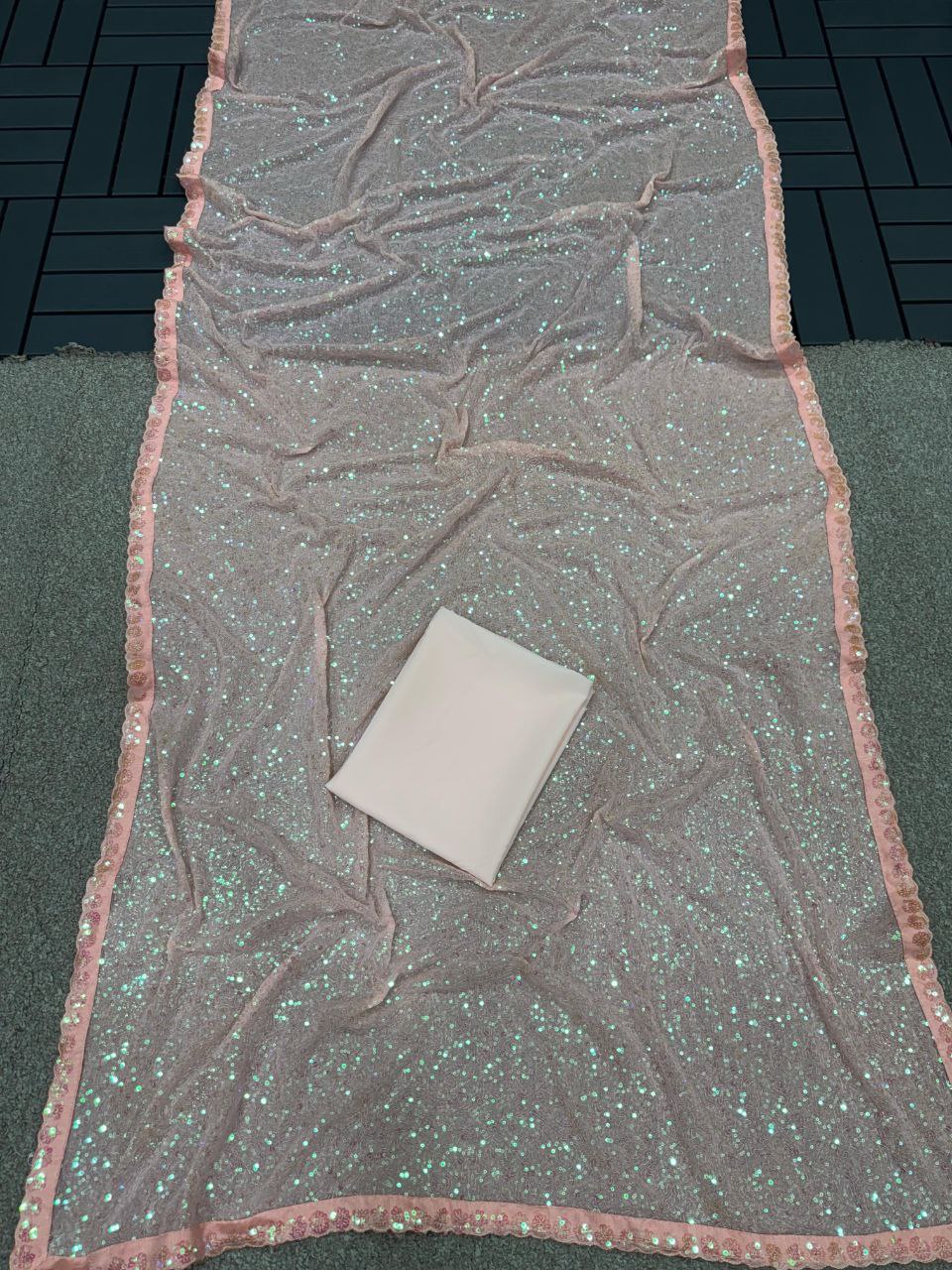 Partykleidung aus weichem Rangoli-Seidensari