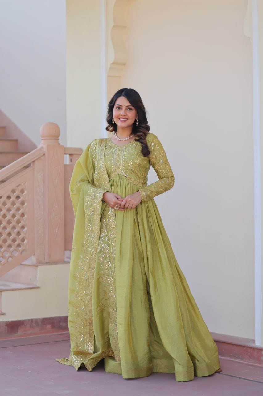 Kleid aus Georgette-Imitat mit üppiger Paillettenstickerei