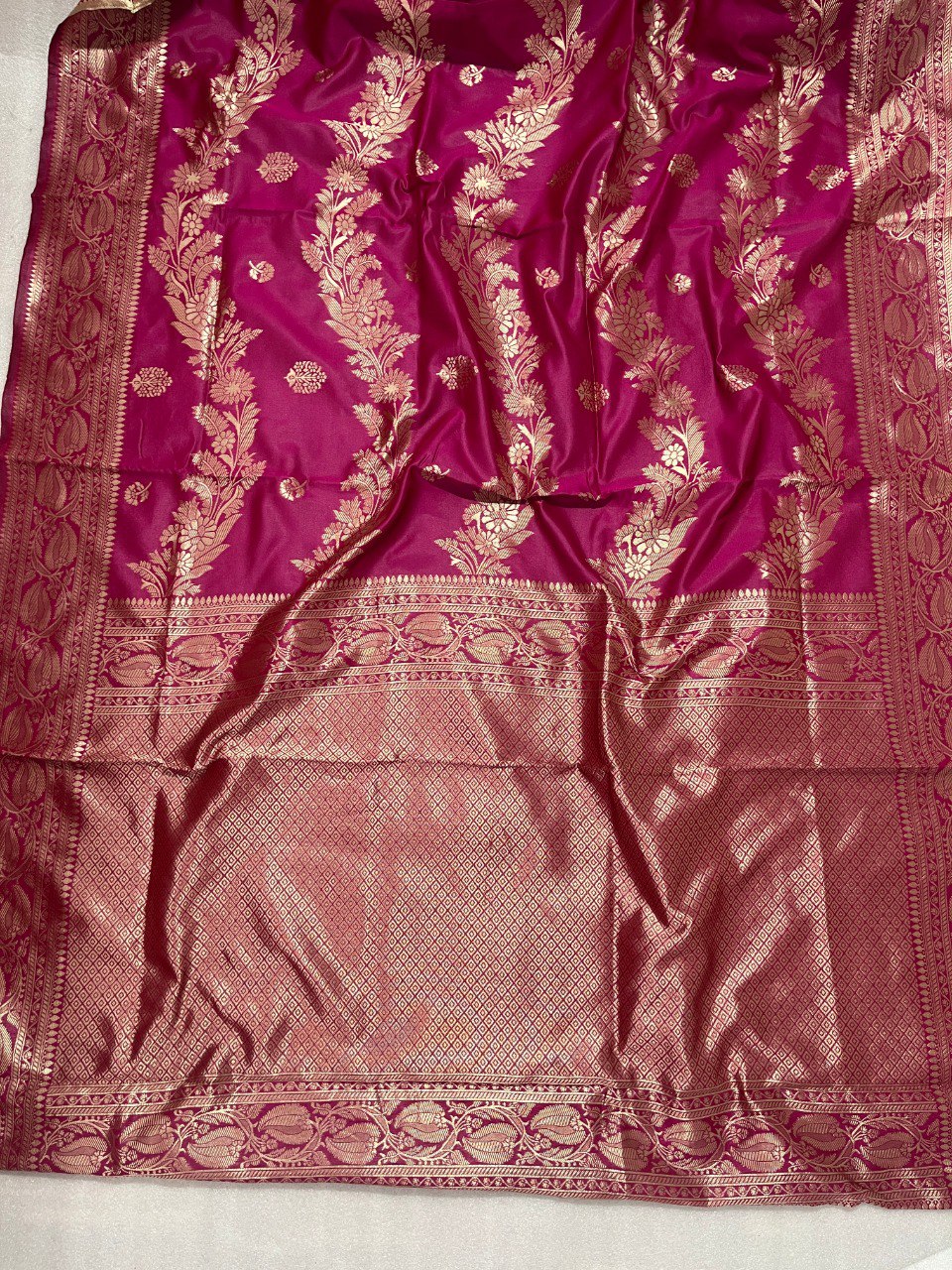 This beautiful saree is elegantly decorated with gorgeous Solid Jacquard weave