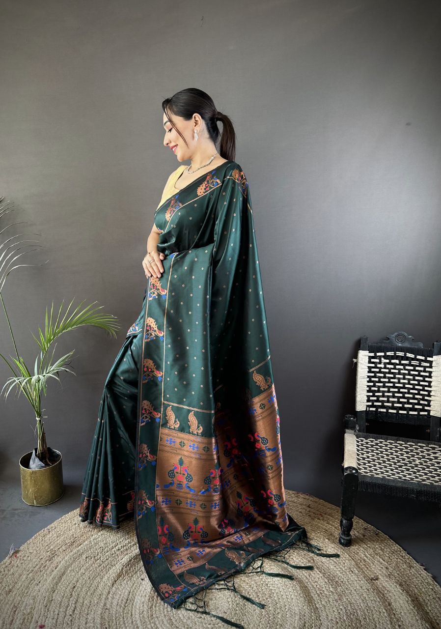 Vous recherchez quelqu'un pour ce magnifique sari de créateur de la même couleur