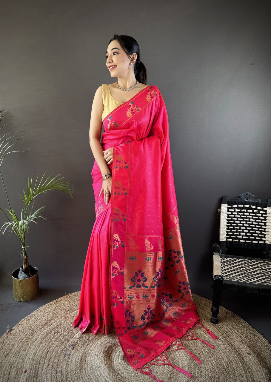 Vous recherchez quelqu'un pour ce magnifique sari de créateur de la même couleur