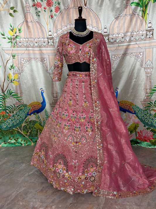 Sehen Sie umwerfend aus in diesem wunderschönen cremefarbenen Lehenga-Set