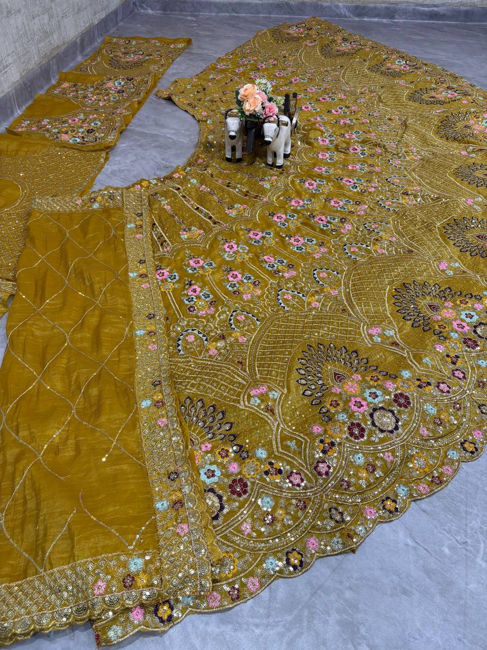 Sehen Sie umwerfend aus in diesem wunderschönen cremefarbenen Lehenga-Set