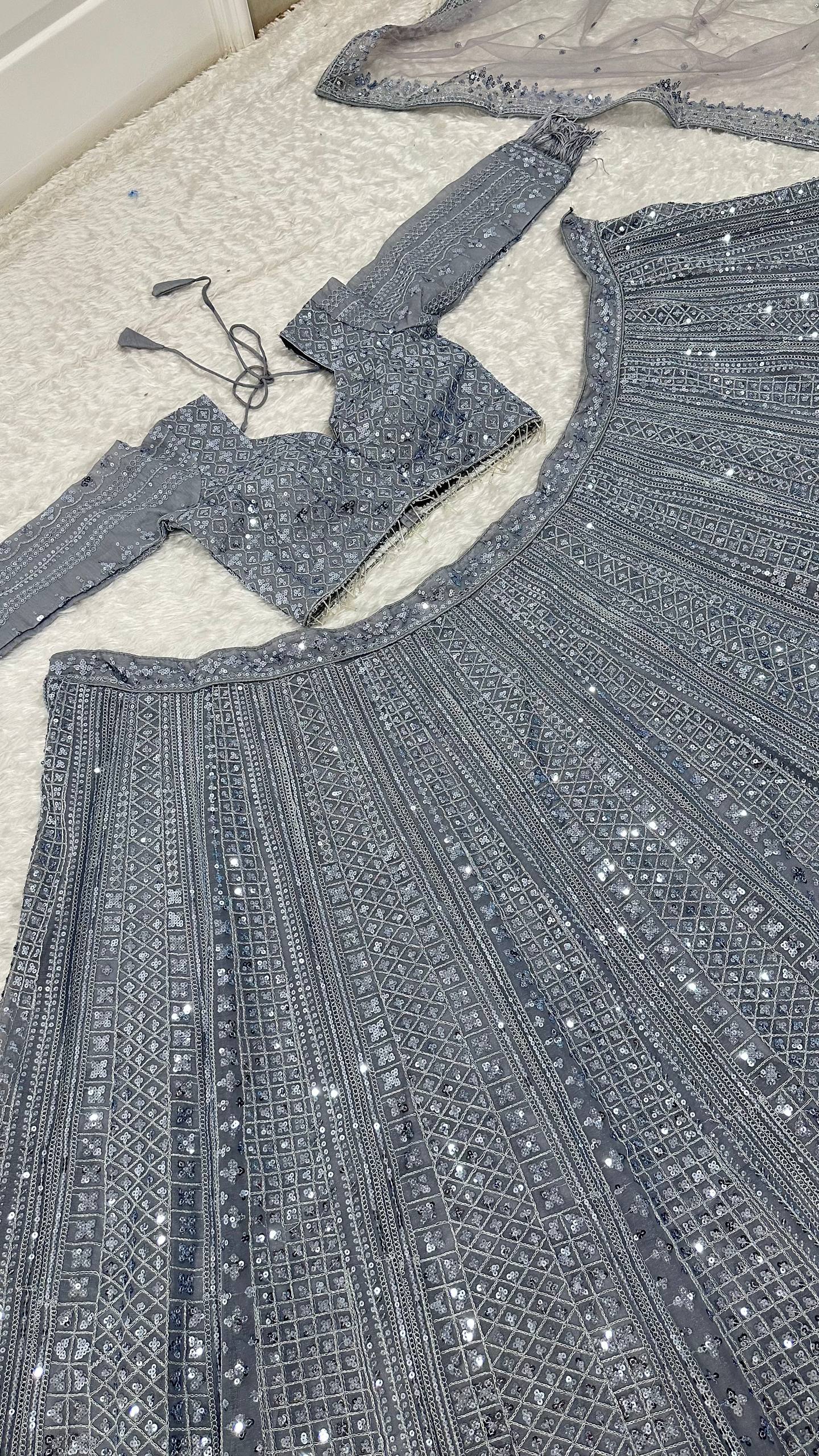 Garba-Nacht mit Anmut und Stil. Dieses atemberaubende Designer-Outfit ist definitiv die erstaunlichste Wahl