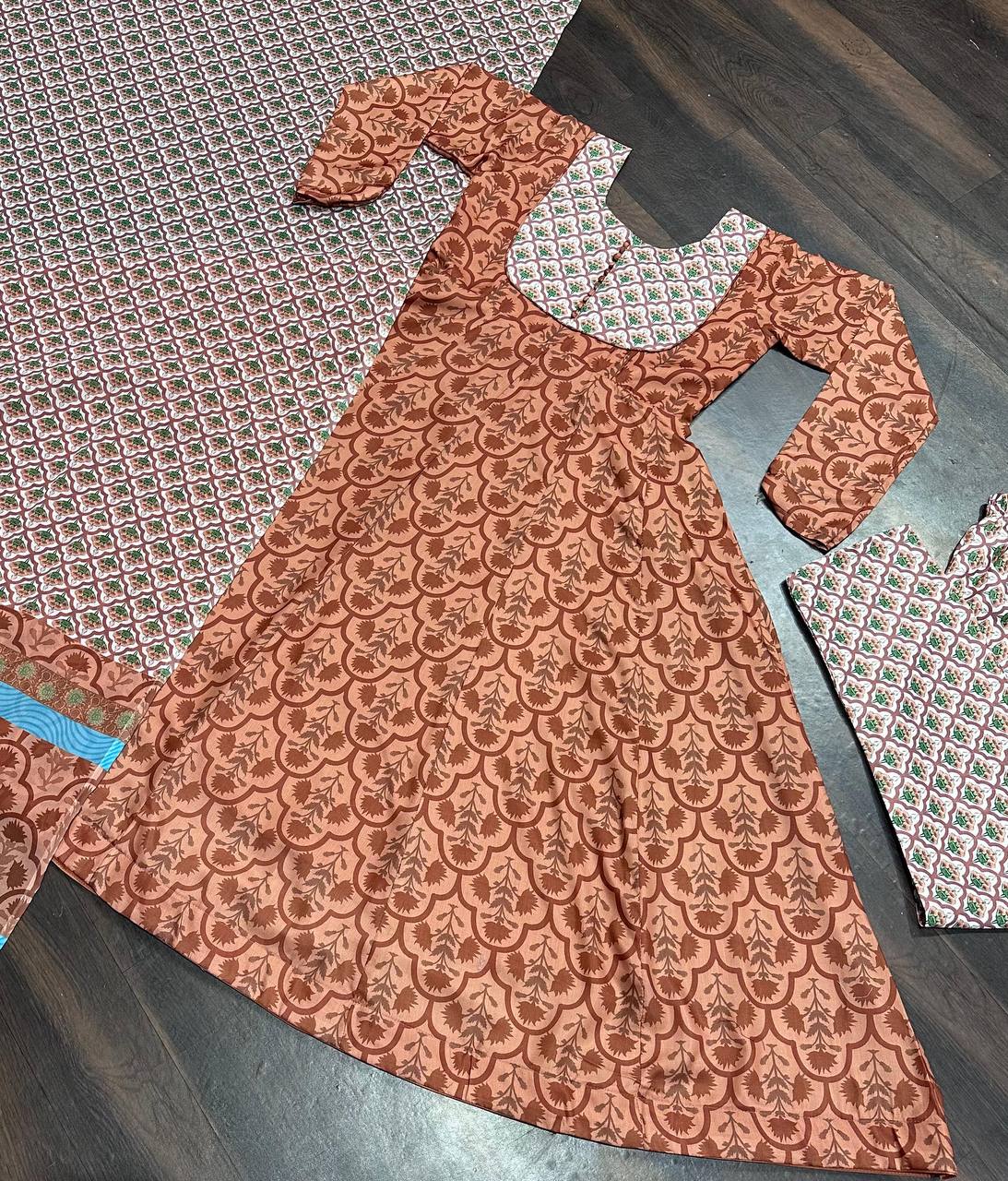 ENSEMBLE DE COSTUME ANARKALI PREMIUM PRÊT À ÊTRE FABRIQUÉ