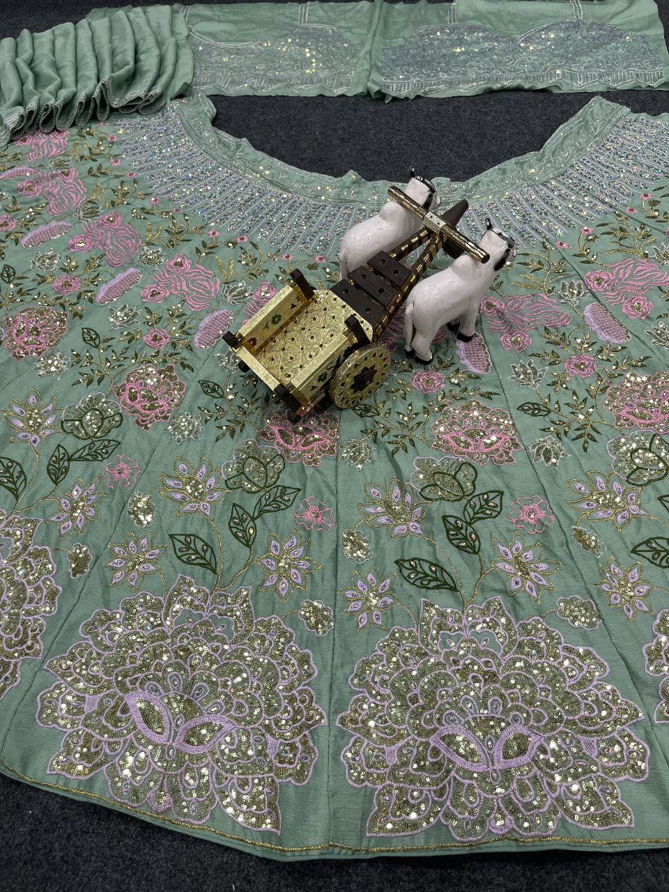 NEUER LEHENGA CHOLI AUS SAMT IM BEUTIQUE-STIL MIT STICKEREI UND KORDELN