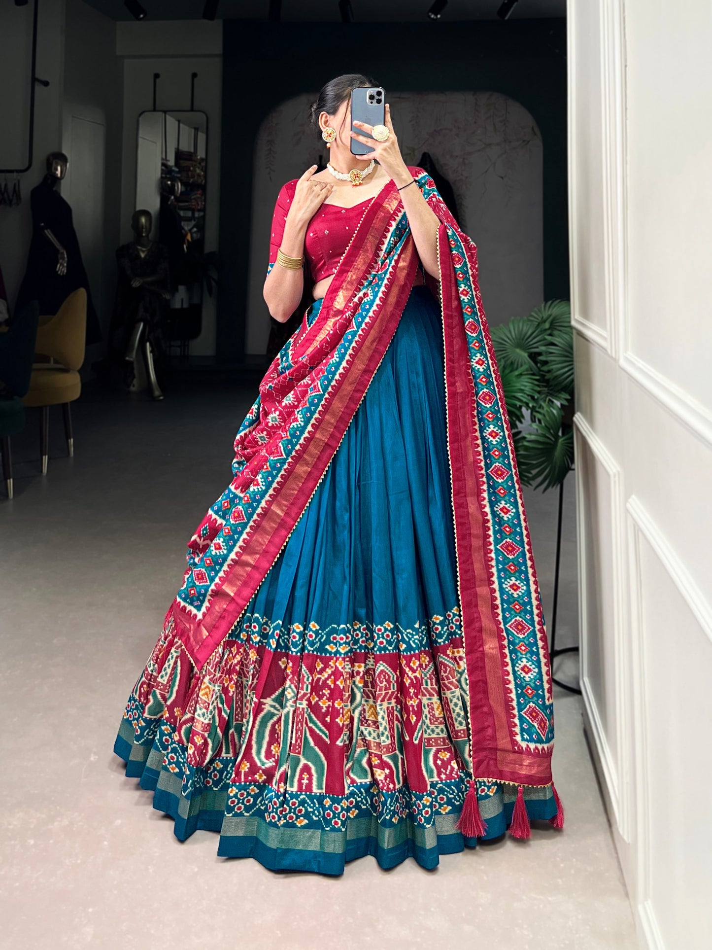 Einführung eines 4 Meter ausgestellten Lehenga mit Paillettenstickerei und Cut-Work